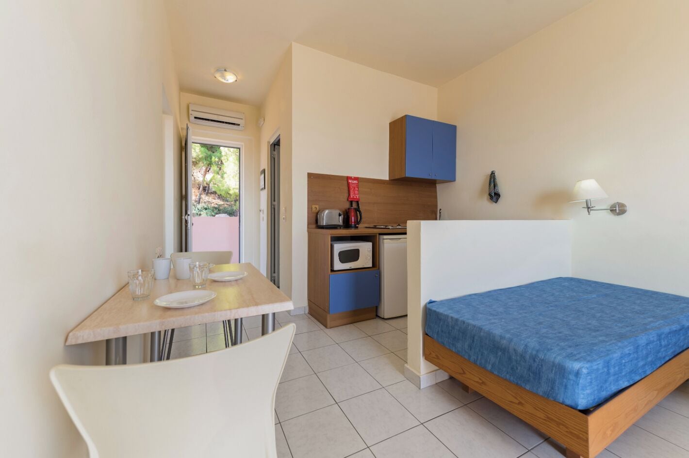 خزنة داخل الغرفة ومكواة/لوح كي وملاءات أسرّة