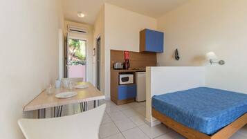 One Bedroom Apartment | In-room safe, iron/ironing board, bed sheets, wheelchair access