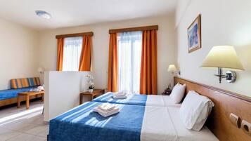 Standard Triple Studio | In-room safe, iron/ironing board, bed sheets, wheelchair access