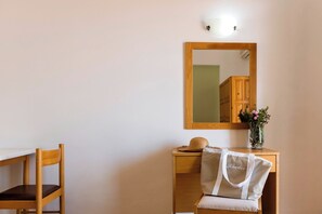 Double or Twin Room | Coffres-forts dans les chambres, fer et planche à repasser