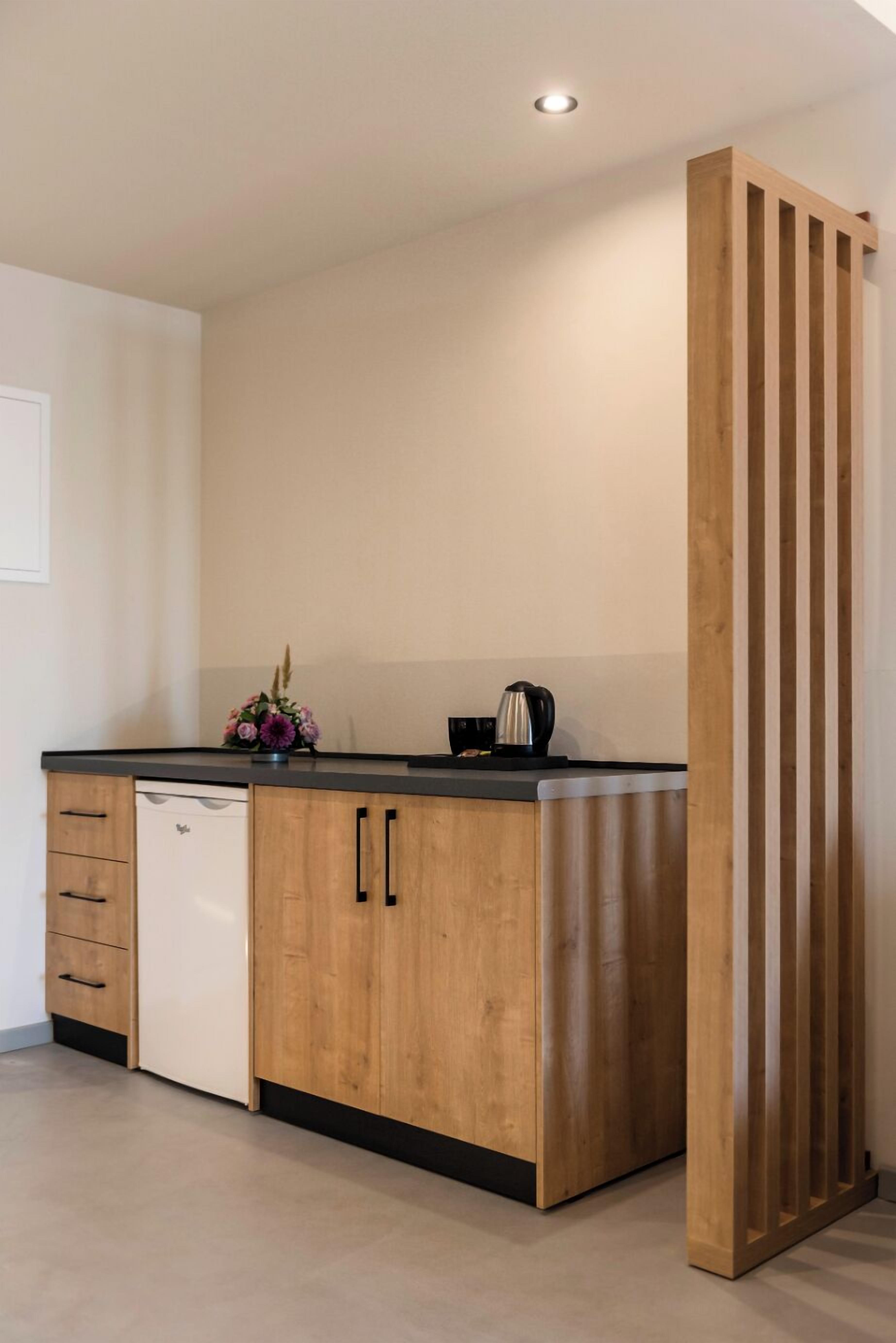 خزنة داخل الغرفة ومكواة/لوح كي وملاءات أسرّة