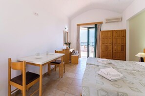 Double or Twin Room | Safe på rommet, strykejern/-brett, sengetøy og rullestolvennlig