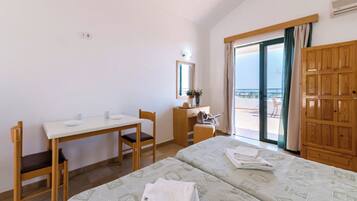Double or Twin Room | Safe på rommet, strykejern/-brett, sengetøy og rullestolvennlig