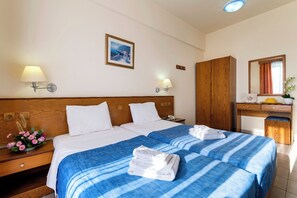 Standard Triple Studio | In-room safe, iron/ironing board, bed sheets, wheelchair access