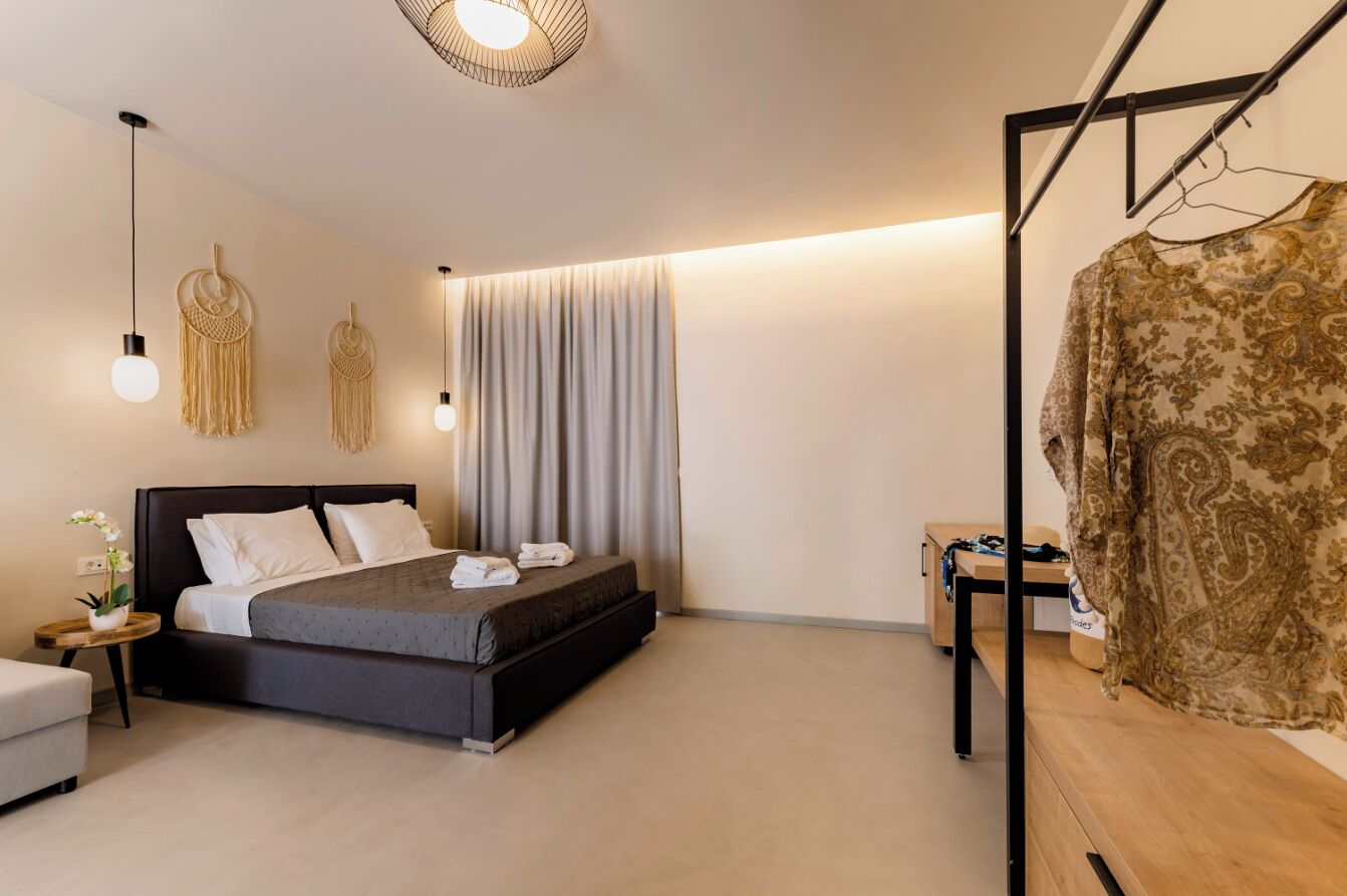 Family room with kitchenette | In-room safe, iron/ironing board, bed sheets, wheelchair access