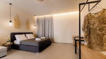 Deluxe Quadruple Room | Zimmersafe, Bügeleisen/Bügelbrett, Bettwäsche, Rollstuhlgeeignet