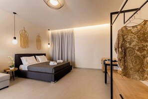 Deluxe Quadruple Room | Safe på rommet, strykejern/-brett, sengetøy og rullestolvennlig