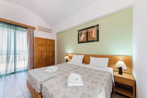 Double or Twin Room | Safe på rommet, strykejern/-brett, sengetøy og rullestolvennlig