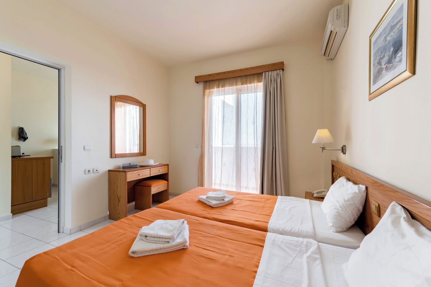 Een kluis op de kamer, een strijkplank/strijkijzer, beddengoed