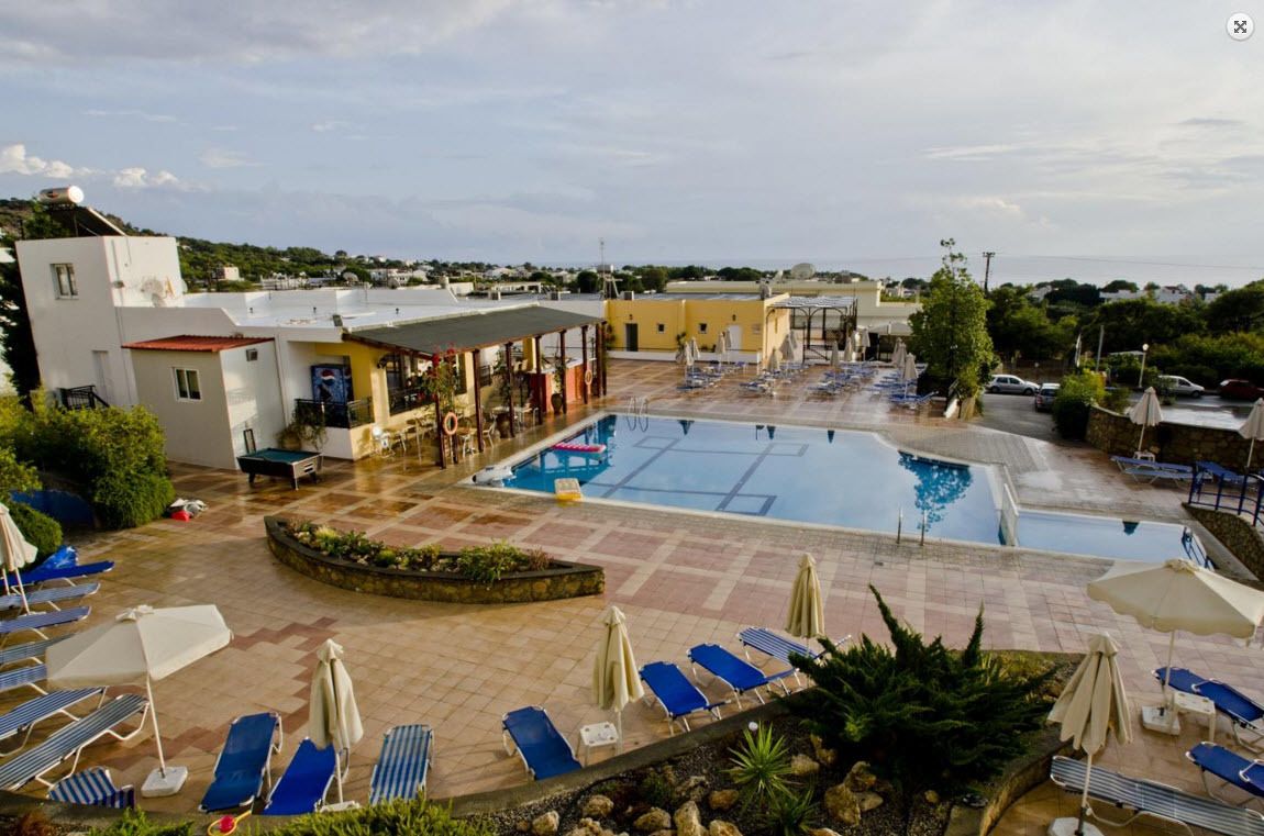 Alberca al aire libre por temporada y sombrillas en la alberca 