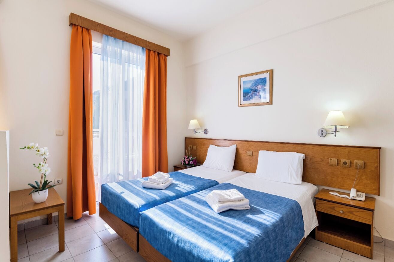 Standard Triple Studio | In-room safe, iron/ironing board, bed sheets, wheelchair access