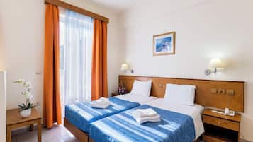 Standard Triple Studio | In-room safe, iron/ironing board, bed sheets, wheelchair access