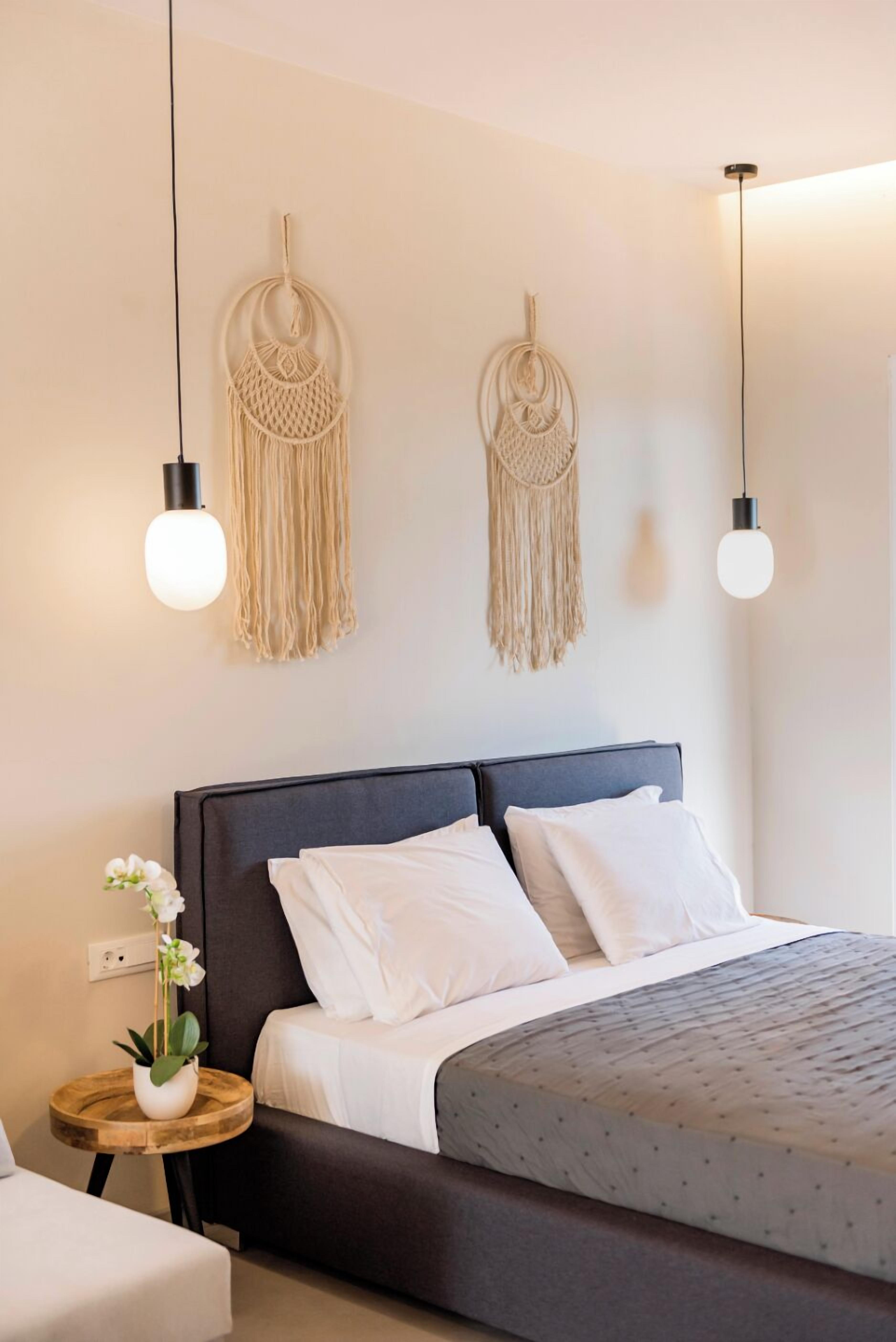 Deluxe Quadruple Room | Tallelokero huoneessa, silitysrauta/-lauta, vuodevaatteet