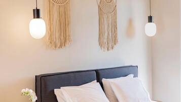 Deluxe Quadruple Room | Tallelokero huoneessa, silitysrauta/-lauta, vuodevaatteet