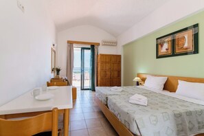 Double or Twin Room | Cofres nos quartos, ferros/tábuas de passar roupa, roupa de cama