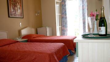 Triple Room | In-room safe, free cots/infant beds, free WiFi