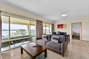 Tabla de planchar con plancha, wifi gratis y ropa de cama 