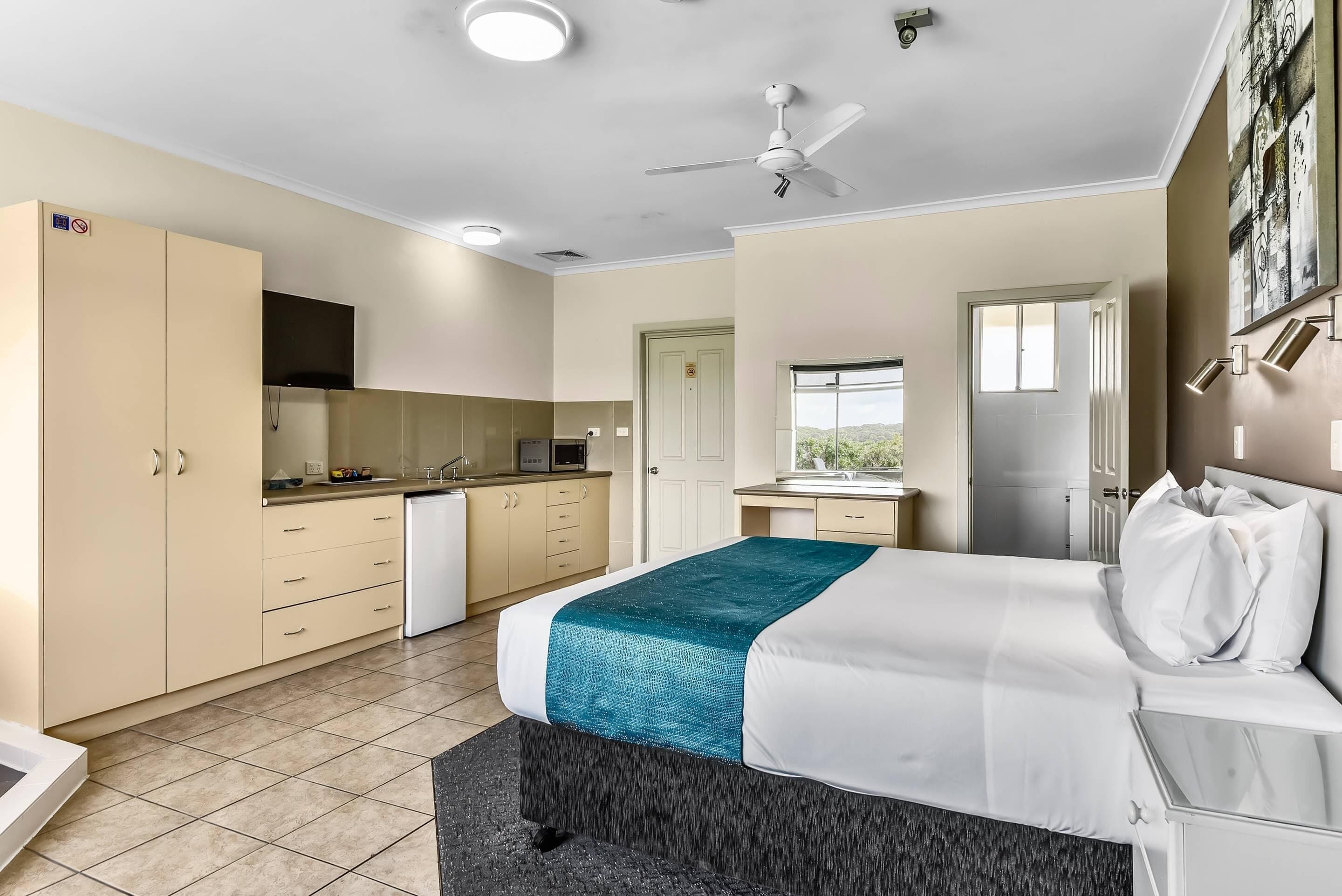 客房, 1 张特大床, 无烟房 (Efficiency) | 熨斗/熨衣板、免费 WiFi、床单