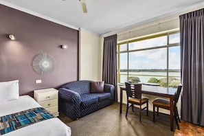 Room, 1 King Bed, Non Smoking (Efficiency)
