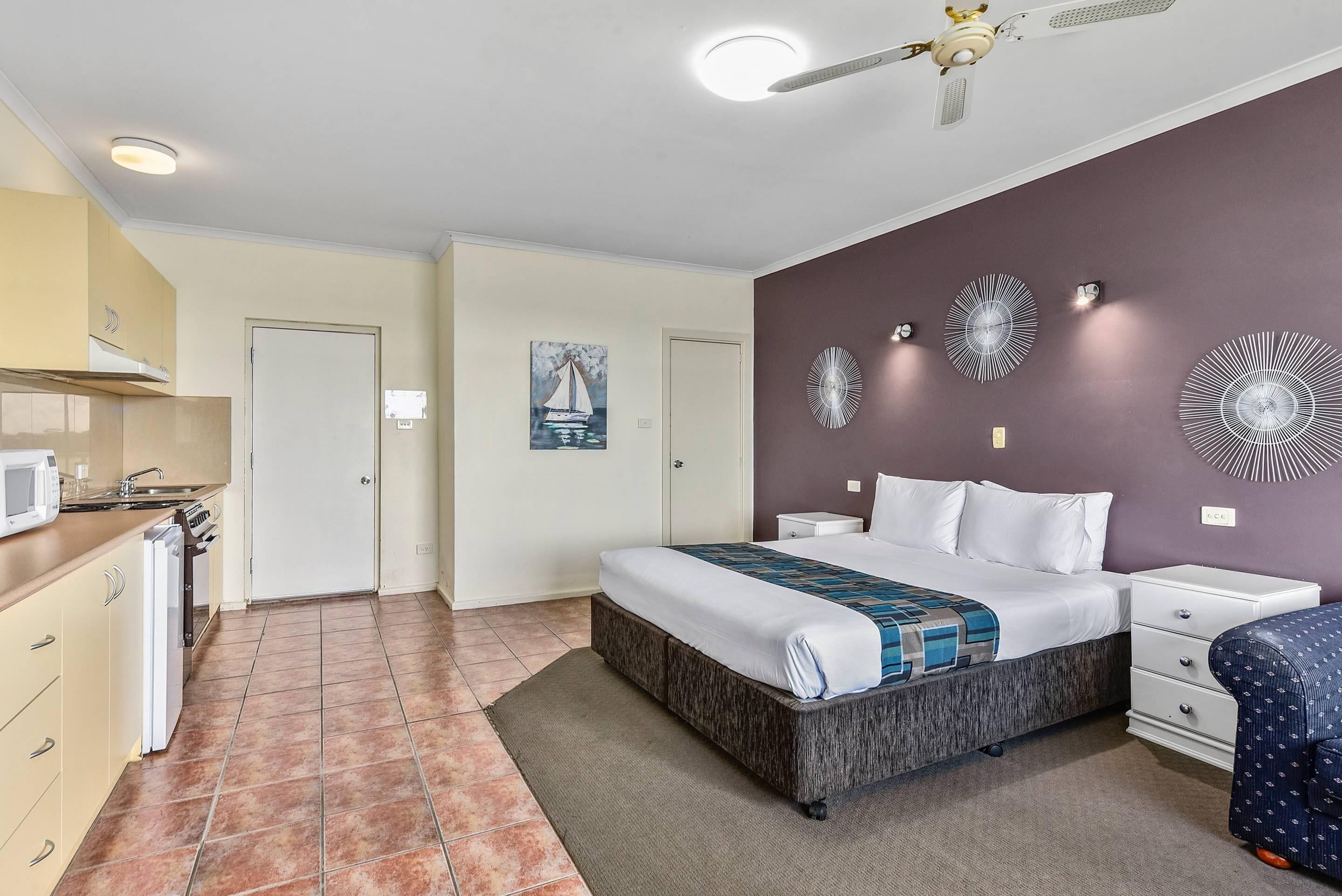 客房, 1 张特大床, 无烟房 (Efficiency) | 熨斗/熨衣板、免费 WiFi、床单