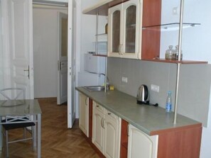 Studio, Kitchen | Private kitchenette | Microwave, stovetop