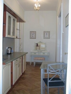 Studio, Kitchen | Living area | TV, DVD player