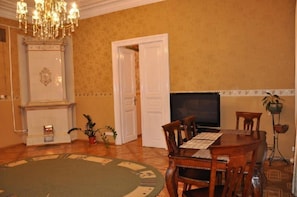Appartamento Standard, 2 camere da letto, cucina | Area soggiorno | TV, lettore DVD