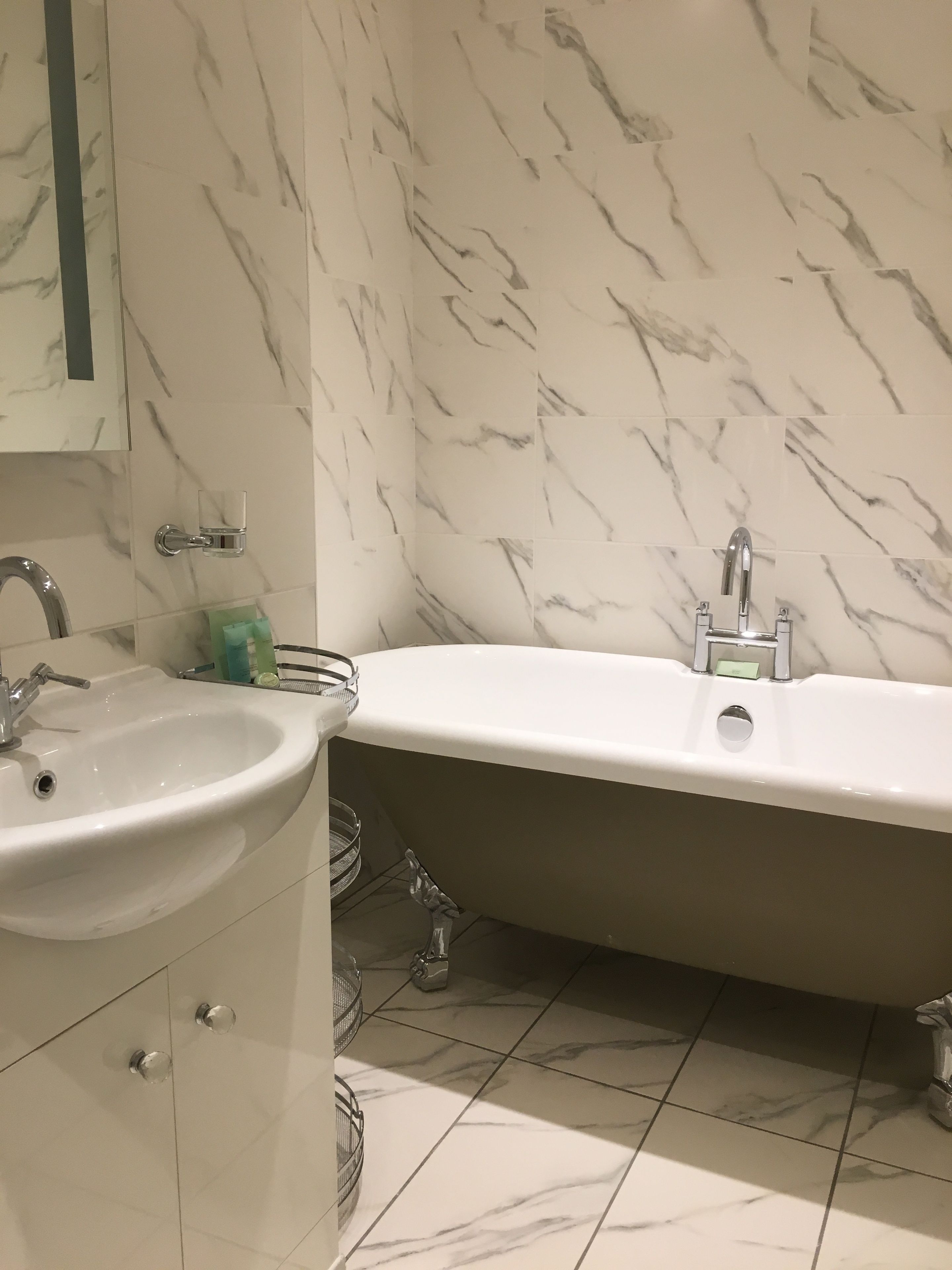 junior suite | bathroom | combined shower/bathtub, free toiletries, hair dryer, towels