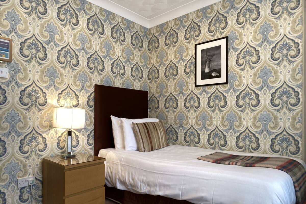 Single Room | Hypo-allergenic bedding, desk, free WiFi