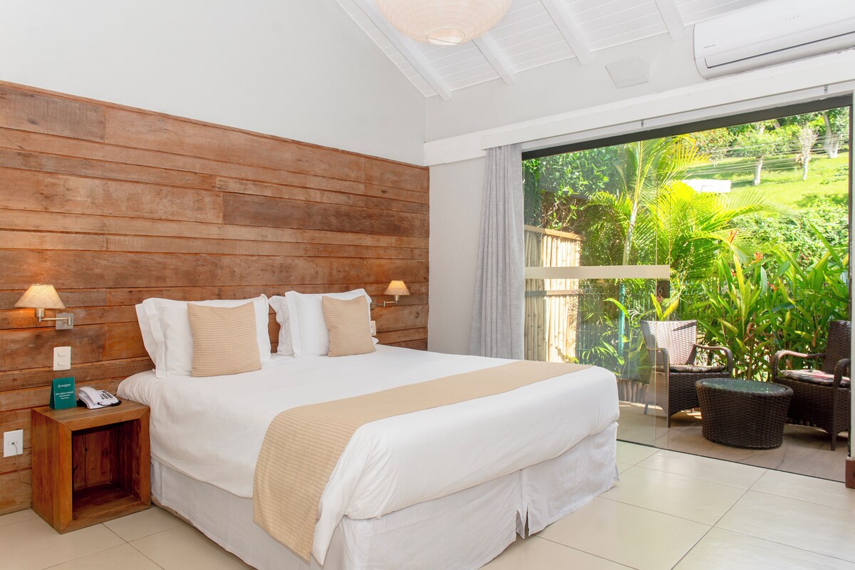 Habitación doble superior, patio, vistas al jardín | Caja fuerte, cortinas opacas, wifi gratis y ropa de cama