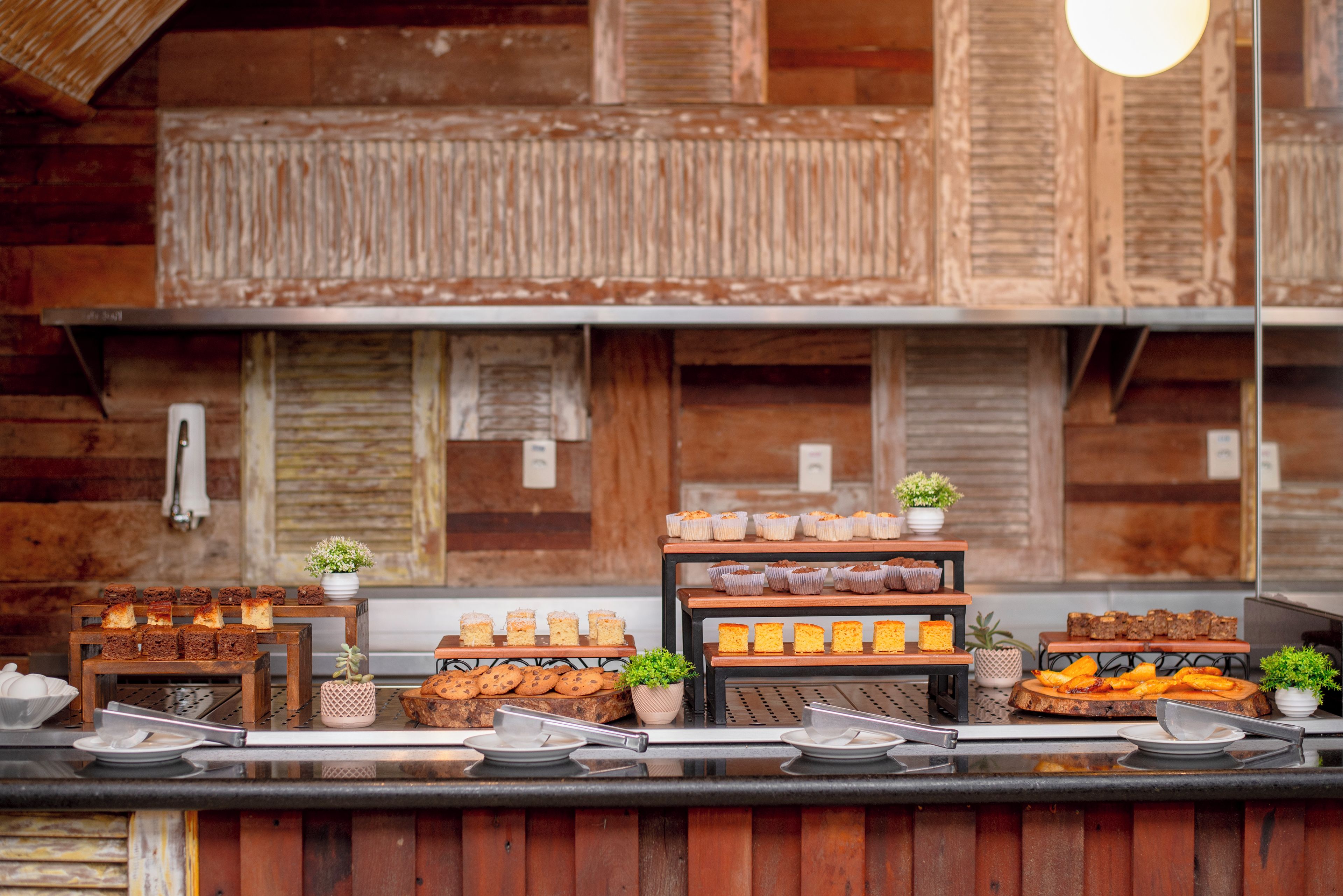 Een buffet met diverse gebakjes en desserts.