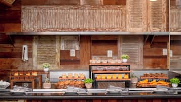 Een buffet met diverse gebakjes en desserts.