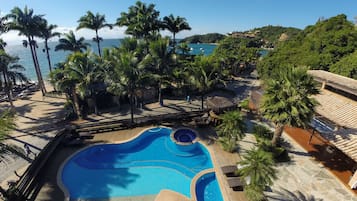 Piscine extérieure, parasols de plage, chaises longues