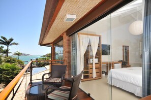 Habitación doble superior, 1 cama de matrimonio grande, vistas parciales al mar | Caja fuerte, cortinas opacas, wifi gratis y ropa de cama