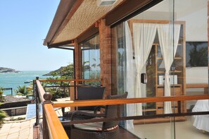 Habitación doble superior, 1 cama de matrimonio grande, vistas parciales al mar | Caja fuerte, cortinas opacas, wifi gratis y ropa de cama