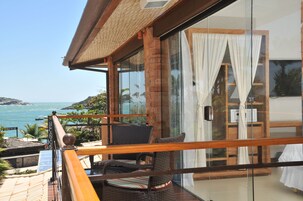 Superior-herbergi með tvíbreiðu rúmi - 1 stórt tvíbreitt rúm - sjávarsýn að hluta | Öryggishólf í herbergi, myrkratjöld/-gardínur