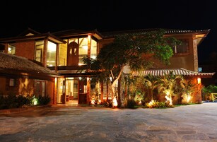 Framhlið gististaðar – að kvöld-/næturlagi