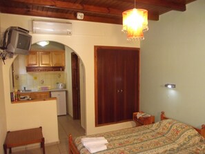 Camera Standard, 1 letto matrimoniale | Area soggiorno | TV 32 pollici con canali premium