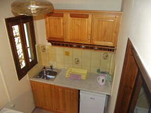 Standard Room, 1 Double Bed | Private kitchenette