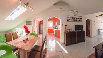 Panoramic Penthouse, 3 Bedrooms, Ocean View | Living room