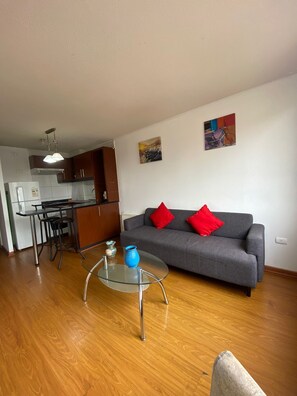 Apartamento standard (2 people) | Área de estar | TV LCD 32 polegadas com canais a cabo, TV