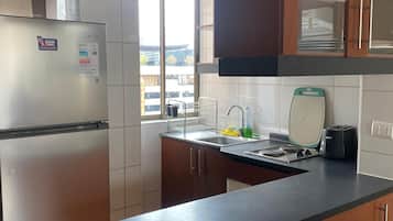 Kühlschrank, Mikrowelle, Wasserkocher, Kochgeschirr/Geschirr/Besteck