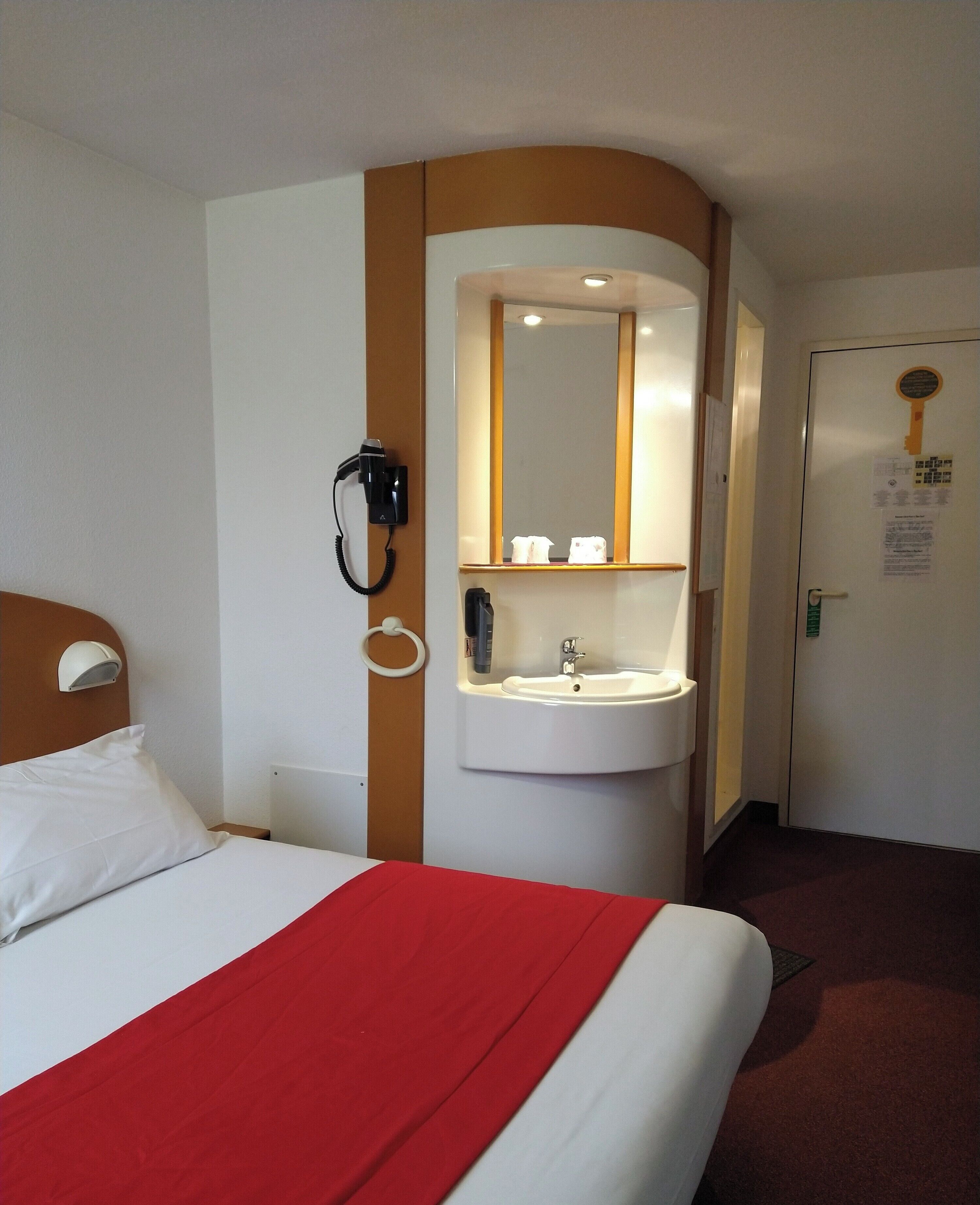 standard double room, non smoking | laptop workspace, blackout curtains, soundproofing, free wifi