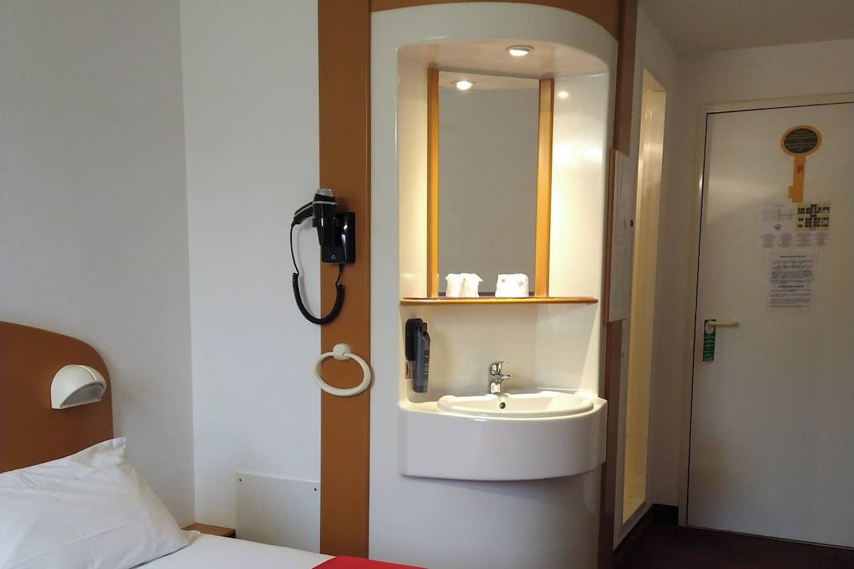 standard double room, non smoking | laptop workspace, blackout curtains, soundproofing, free wifi