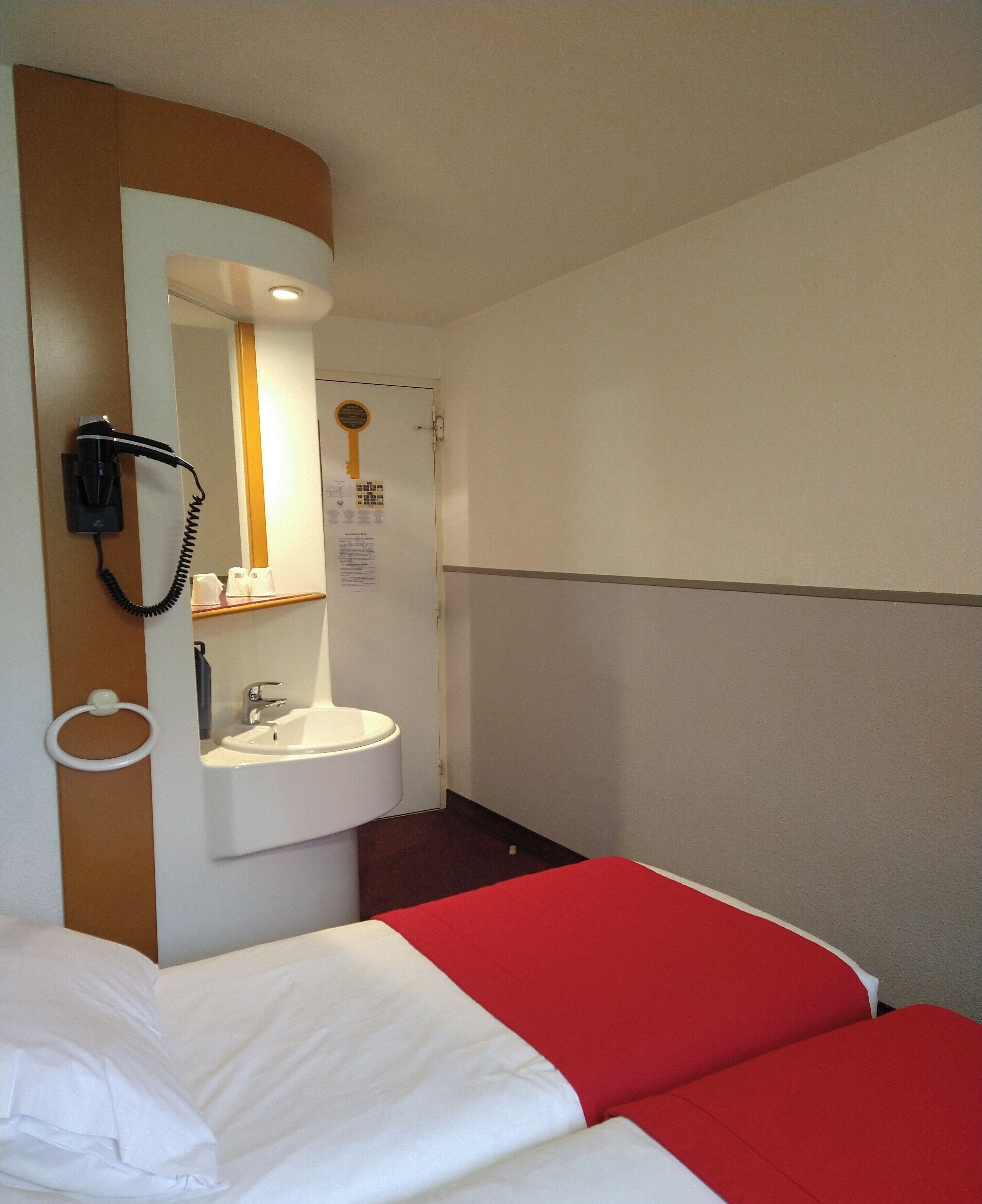 standard twin room, 2 single beds | laptop workspace, blackout curtains, soundproofing, free wifi