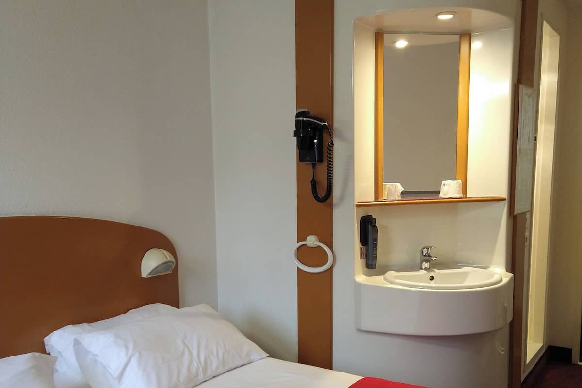 standard twin room, 2 single beds | laptop workspace, blackout curtains, soundproofing, free wifi