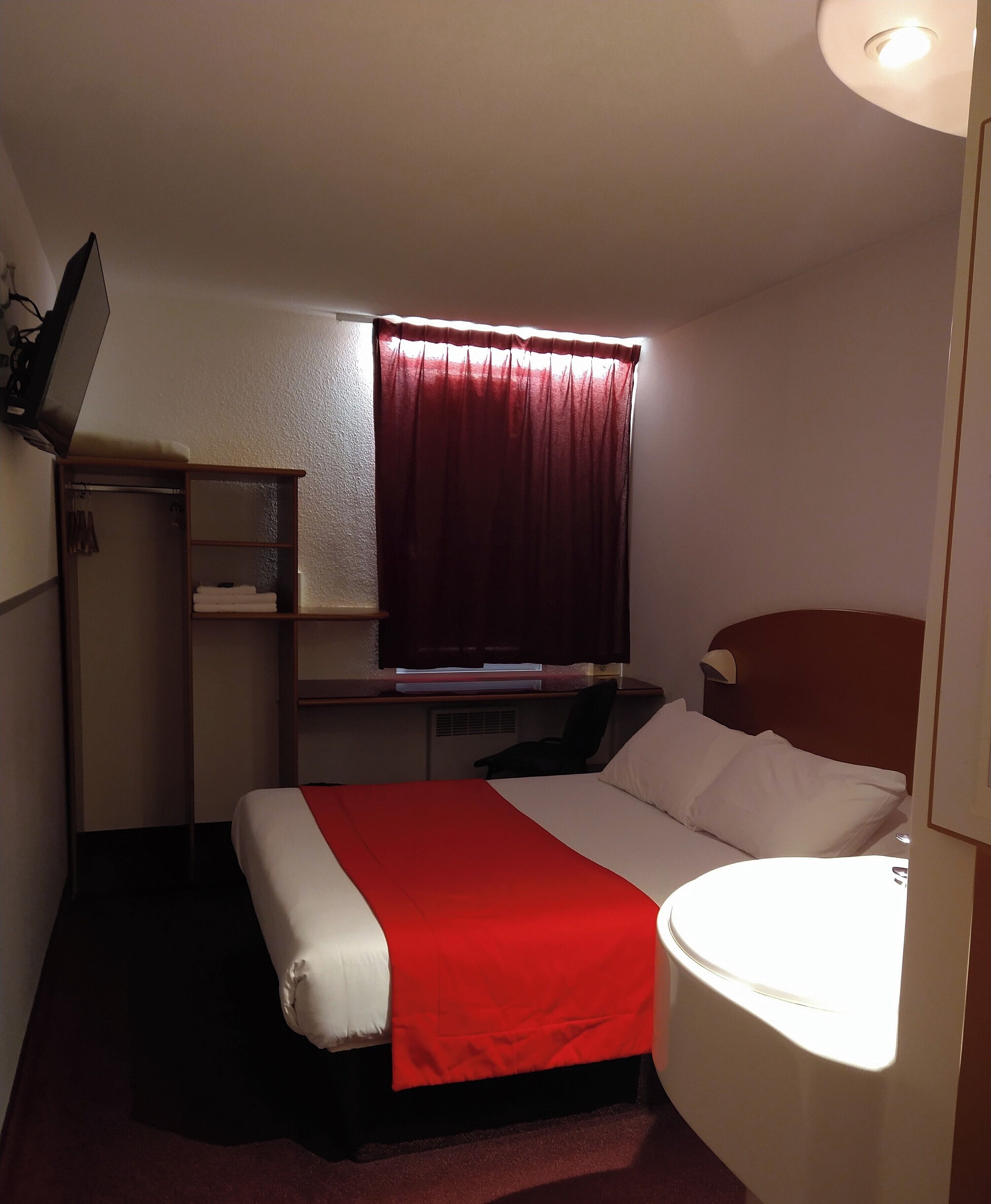 standard double room, non smoking | laptop workspace, blackout curtains, soundproofing, free wifi