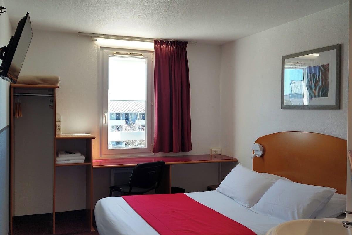Double Room, 1 Double Bed | Laptop workspace, blackout drapes, soundproofing, free WiFi