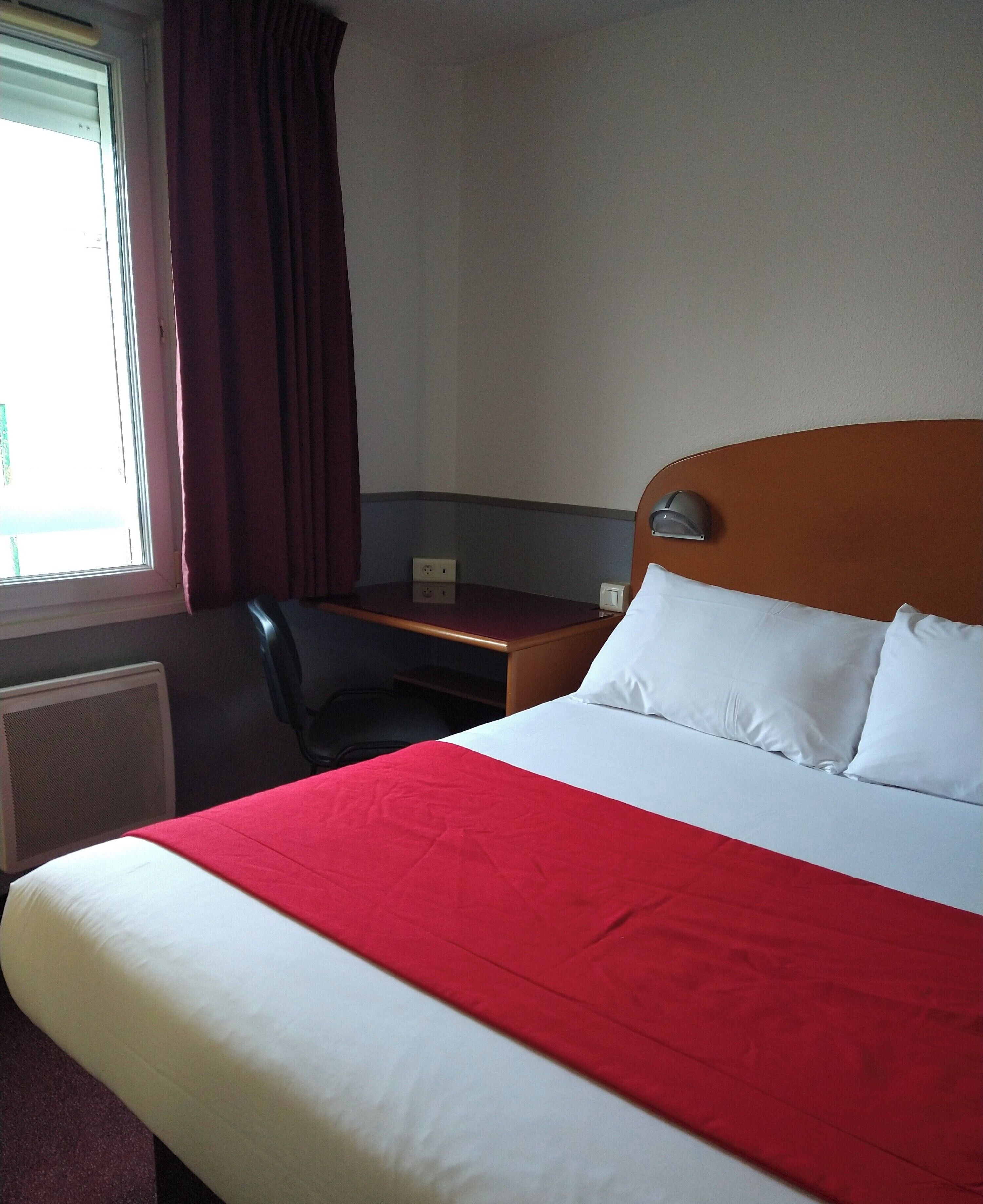 double room, 1 double bed | laptop workspace, blackout curtains, soundproofing, free wifi