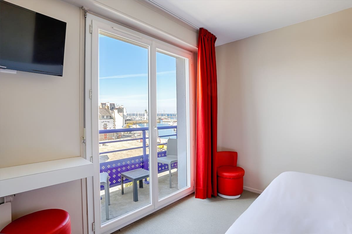 Premium bedding, desk, soundproofing, free WiFi